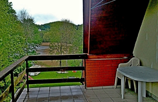 Apartamenty nad kaszubskim jeziorem, obok Wieżycy i domu do góry nogami.