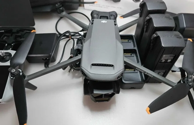 Na Sprzedaż Profesjonalny Dron DJI Mavic 3 Pro Zestaw Fly More Combo DJI Care ważne do 7/7/2025 Stan Idealny firma FV