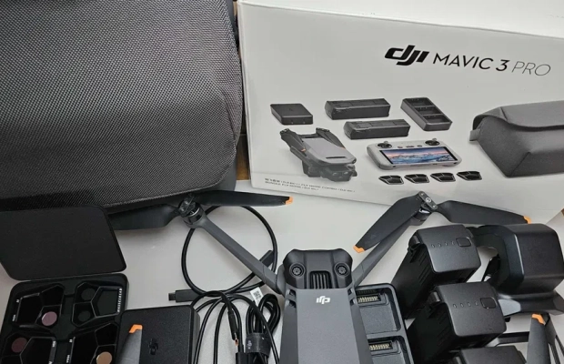 Na Sprzedaż Profesjonalny Dron DJI Mavic 3 Pro Zestaw Fly More Combo DJI Care ważne do 7/7/2025 Stan Idealny firma FV