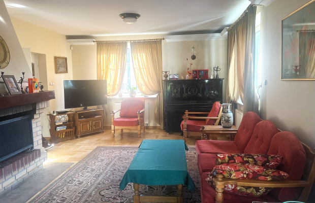 Funkcjonalny dom 5 sypialni i salon z ogrodem.