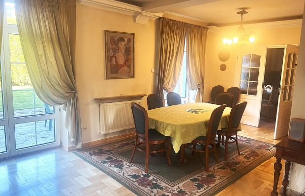 Funkcjonalny dom 5 sypialni i salon z ogrodem.