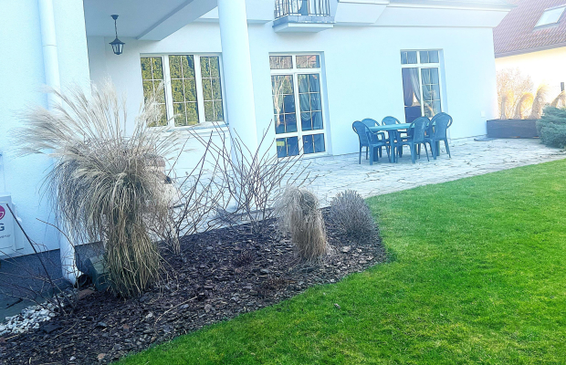 Funkcjonalny dom 5 sypialni i salon z ogrodem.