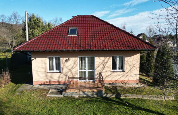 Mały, funkcjonalny dom z 6 arową działką. 