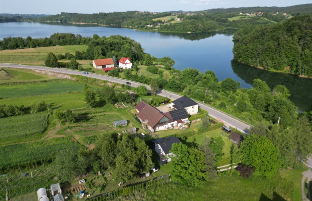 Mały dom w okolicy Jeziora Dobczyckiego