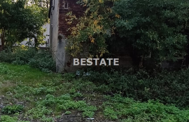 Mały dom w centrum miasta