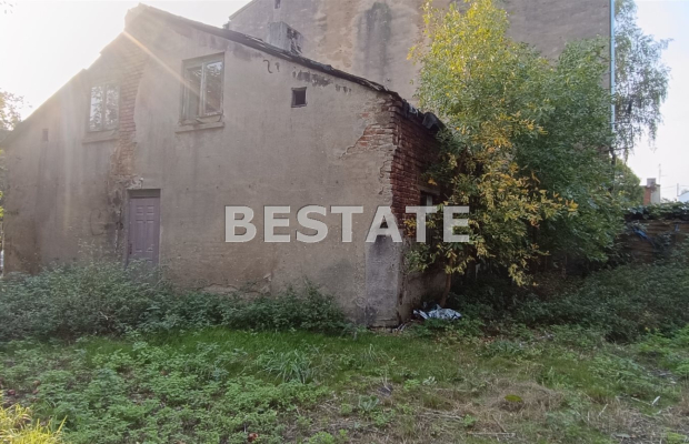 Mały dom w centrum miasta