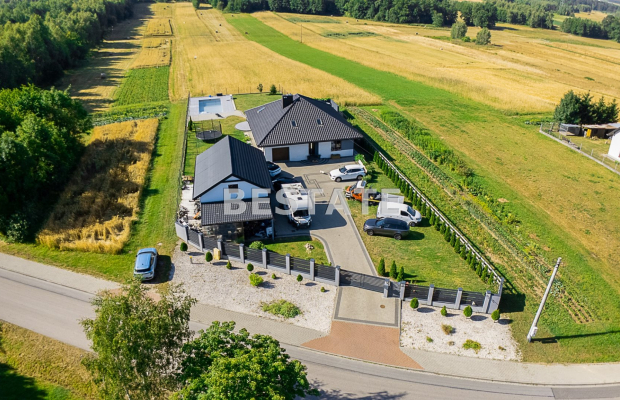 Komfortowy dom z basenem i budynkiem gospodarczym 