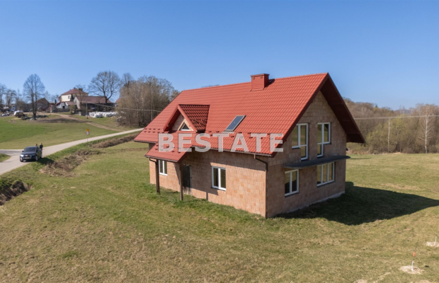 Dom z potencjałem w malowniczej okolicy - Zwiernik k. Pilzna   

  Na sprzedaż oferujemy przestronny dom jednorodzinny w stanie