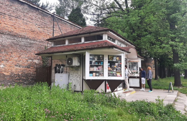 Sprzedam pawilon handlowy przy ul Kopernika 23 w Krakowie. Powierzchnia jego wynosi około 24 m2.  Ma on wysokość wewnątrz około