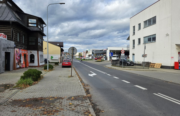 Parterowy lokal z parkingiem – 93 m² pod usługi.