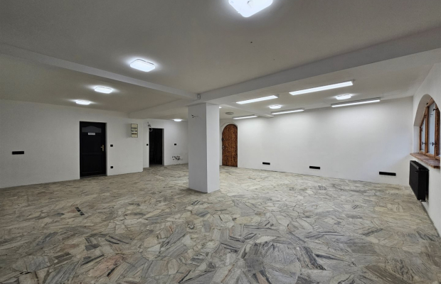 Parterowy lokal z parkingiem – 93 m² pod usługi.