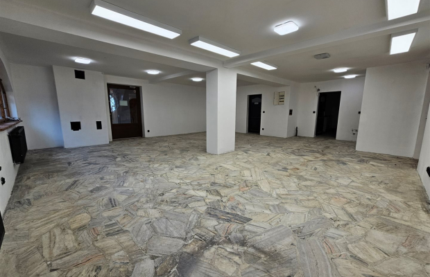 Parterowy lokal z parkingiem – 93 m² pod usługi.