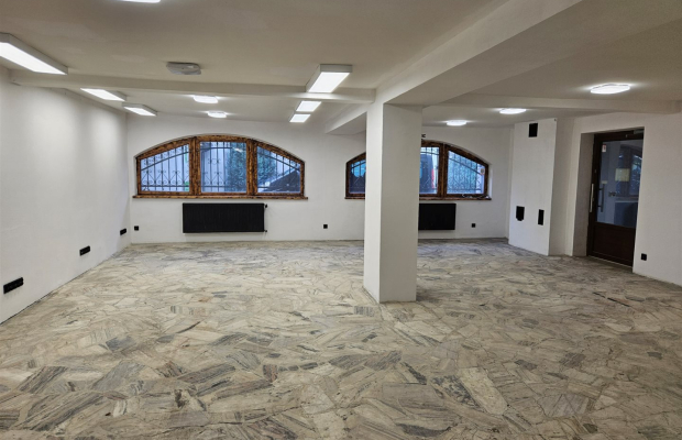 Parterowy lokal z parkingiem – 93 m² pod usługi.