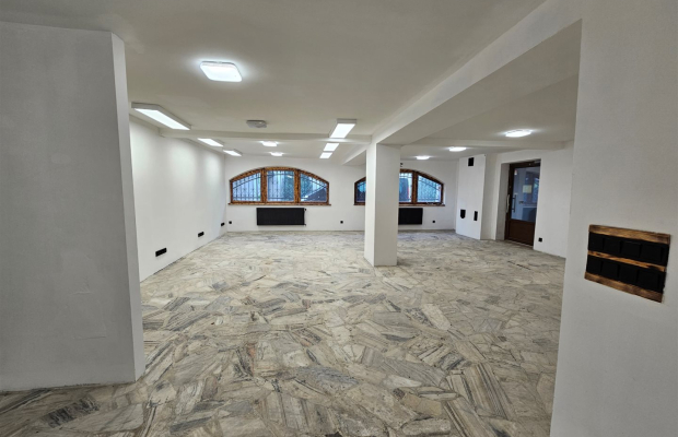 Parterowy lokal z parkingiem – 93 m² pod usługi.