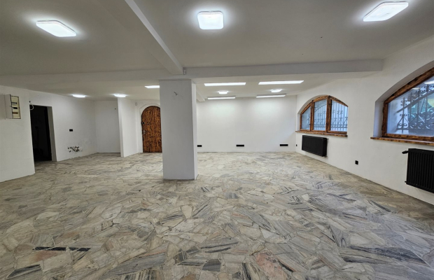 Parterowy lokal z parkingiem – 93 m² pod usługi.
