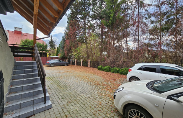 Parterowy lokal z parkingiem – 93 m² pod usługi.
