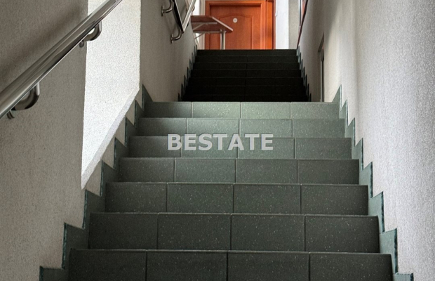 Lokale 140 m2 (parter),104 m2 (piętro)główna ulica