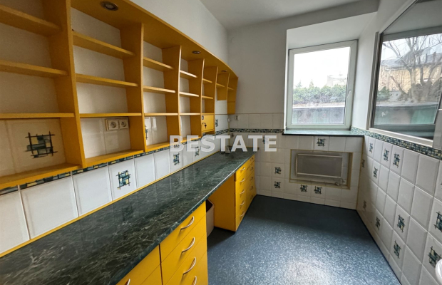 Lokale 140 m2 (parter),104 m2 (piętro)główna ulica