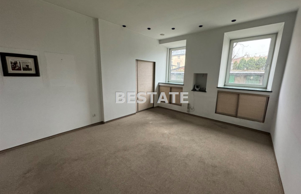 Lokale 140 m2 (parter),104 m2 (piętro)główna ulica