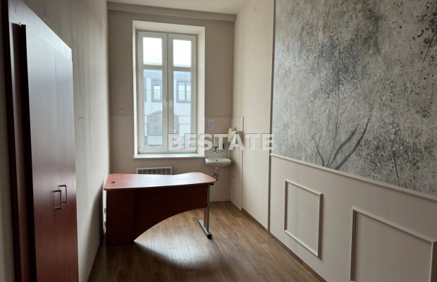 Lokale 140 m2 (parter),104 m2 (piętro)główna ulica