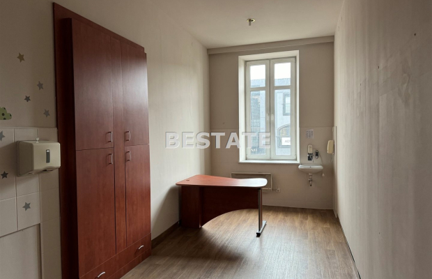 Lokale 140 m2 (parter),104 m2 (piętro)główna ulica