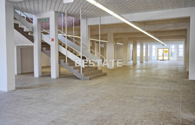 Do wynajęcia lokal o powierzchni 894,5 m2, położony przy ruchliwej ulicy w centrum Pilzna 500 metrów od drogi E94 i 1000 metrów