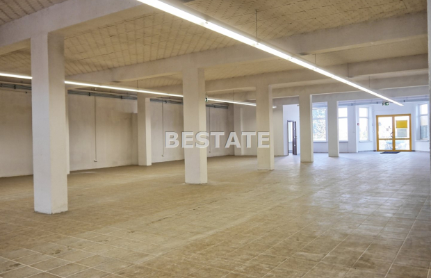 Do wynajęcia lokal o powierzchni 894,5 m2, położony przy ruchliwej ulicy w centrum Pilzna 500 metrów od drogi E94 i 1000 metrów