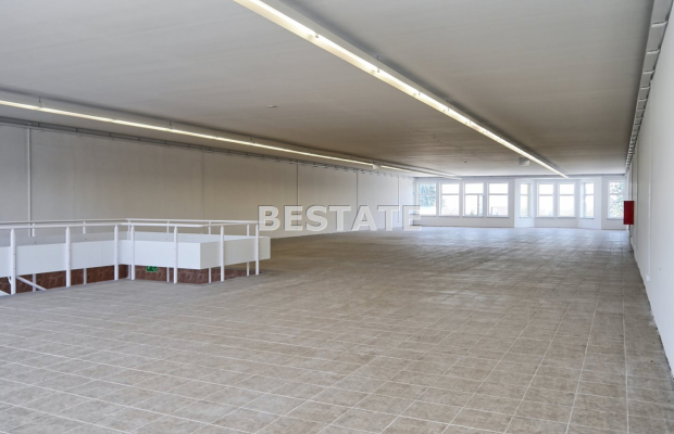 Do wynajęcia lokal o powierzchni 894,5 m2, położony przy ruchliwej ulicy w centrum Pilzna 500 metrów od drogi E94 i 1000 metrów