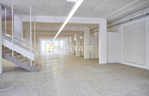 Do wynajęcia lokal o powierzchni 894,5 m2, położony przy ruchliwej ulicy w centrum Pilzna 500 metrów od drogi E94 i 1000 metrów