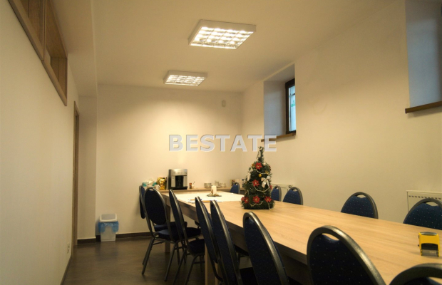 Oferujemy do wynajęcia lokal użytkowy o powierzchni 90 m2 , położony w suterenie wyremontowanej kamienicy w centrum Tarnowa. 
W