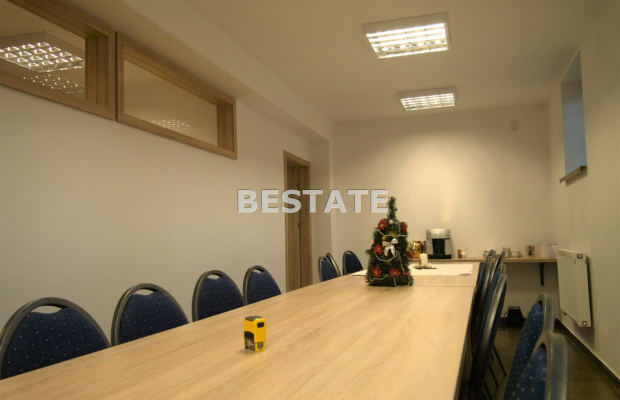 Oferujemy do wynajęcia lokal użytkowy o powierzchni 90 m2 , położony w suterenie wyremontowanej kamienicy w centrum Tarnowa. 
W