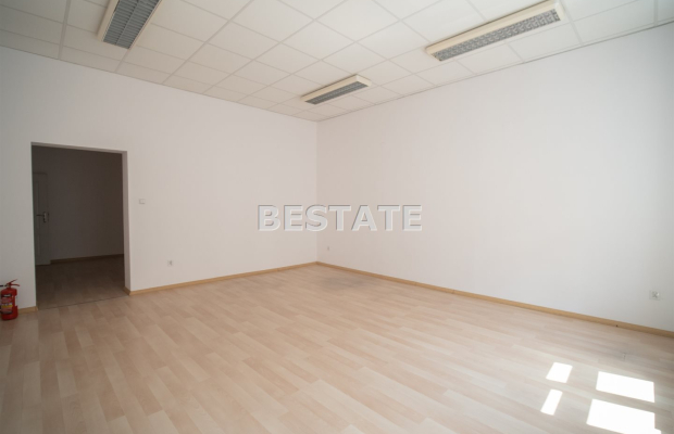 Do wynajęcia lokal położony przy ulicy   Krakowskiej w Tarnowie!   
 
Lokal o powierzchni  106 m2  znajduje się na pierwszym pi