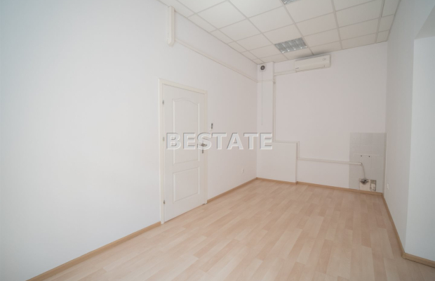 Do wynajęcia lokal położony przy ulicy   Krakowskiej w Tarnowie!   
 
Lokal o powierzchni  106 m2  znajduje się na pierwszym pi