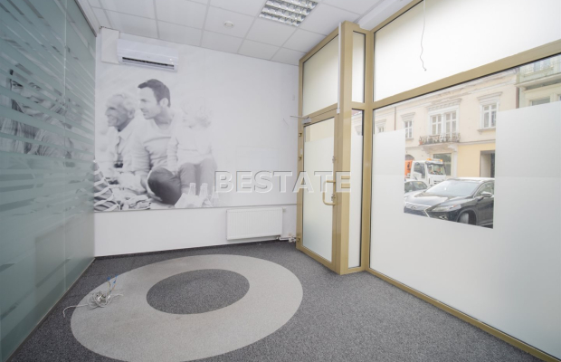 Do wynajęcia lokal z dużą witryną położony przy ulicy   Krakowskiej w Tarnowie!   
 
Lokal z  najduje się na parterze w budynku