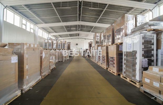 Oferujemy do wynajęcia   halę produkcyjno-magazynową   o powierzchni ok.   450m 2     położoną  w Tarnowie , w okolicy ul. Krak