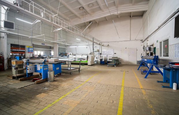 Oferujemy do wynajęcia   halę produkcyjno-magazynową   o powierzchni ok.   450m 2     położoną  w Tarnowie , w okolicy ul. Krak