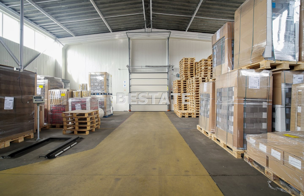 Oferujemy do wynajęcia   halę produkcyjno-magazynową   o powierzchni ok.   450m 2     położoną  w Tarnowie , w okolicy ul. Krak
