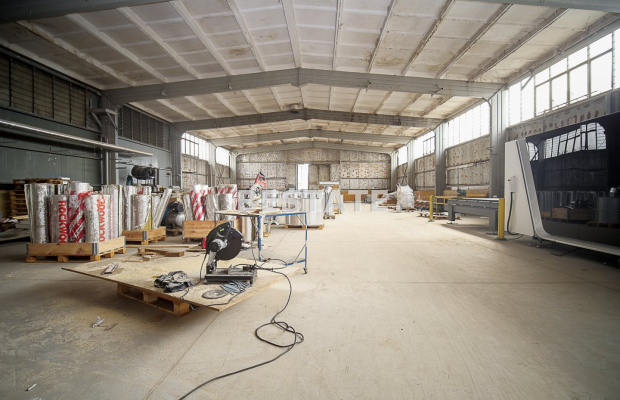 Oferujemy do wynajęcia   halę produkcyjno-magazynową   o powierzchni ok.   450m 2     położoną  w Tarnowie , w okolicy ul. Krak