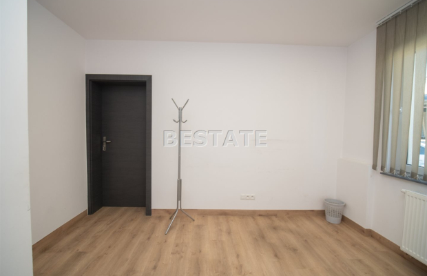 Do wynajęcia wolnostojący budynek biurowy o powierzchni 250 m 2  położony przy ulicy Przemysłowej w Tarnowie.   
 
Media: prąd,