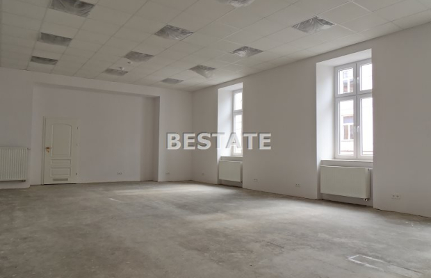 Oferujemy do wynajęcia lokal użytkowy o powierzchni 85 m2, położony na pierwszym piętrze kamienicy w ścisłym centrum Tarnowa. L