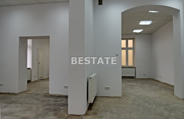 Oferujemy do wynajęcia lokal użytkowy o powierzchni 82 m2, położony na pierwszym piętrze kamienicy w ścisłym centrum Tarnowa. L