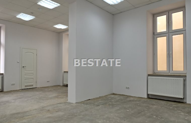 Oferujemy do wynajęcia lokal użytkowy o powierzchni 82 m2, położony na pierwszym piętrze kamienicy w ścisłym centrum Tarnowa. L