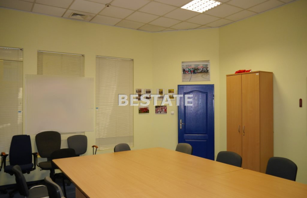 Do wynajęcia lokal biurowy o powierzchni 90 m2, położony na drugim piętrze w bardzo atrakcyjnej lokalizacji w centrum Tarnowa. 