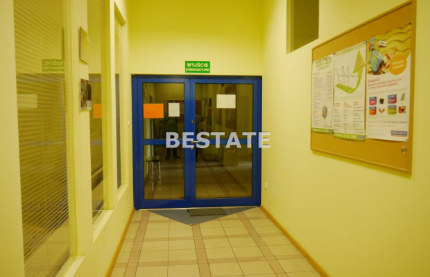 Do wynajęcia lokal biurowy o powierzchni 90 m2, położony na drugim piętrze w bardzo atrakcyjnej lokalizacji w centrum Tarnowa. 