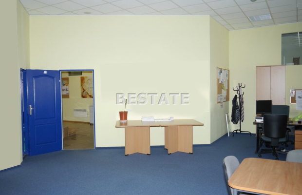 Do wynajęcia lokal biurowy o powierzchni 90 m2, położony na drugim piętrze w bardzo atrakcyjnej lokalizacji w centrum Tarnowa. 
