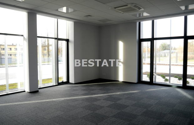 Do wynajęcia lokal biurowy o powierzchni 330 m2, położony na parterze w bardzo atrakcyjnej lokalizacji w Tarnowie. Składa się z
