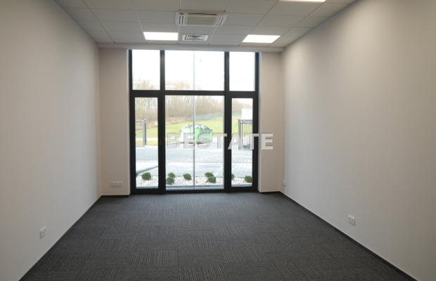 Do wynajęcia lokal biurowy o powierzchni 330 m2, położony na parterze w bardzo atrakcyjnej lokalizacji w Tarnowie. Składa się z