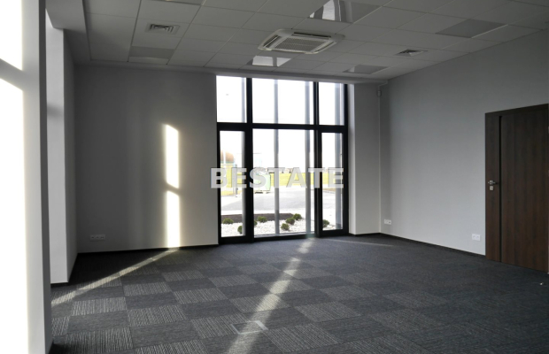 Do wynajęcia lokal biurowy o powierzchni 330 m2, położony na parterze w bardzo atrakcyjnej lokalizacji w Tarnowie. Składa się z