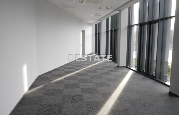 Do wynajęcia lokal biurowy o powierzchni 330 m2, położony na parterze w bardzo atrakcyjnej lokalizacji w Tarnowie. Składa się z