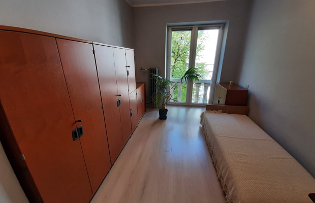 Do wynajęcia  mieszkanie dwu pokojowe z jasną kuchnią, łazienką, piwnicą i dwoma balkonami.  Znajduje się na drugim piętrze na 